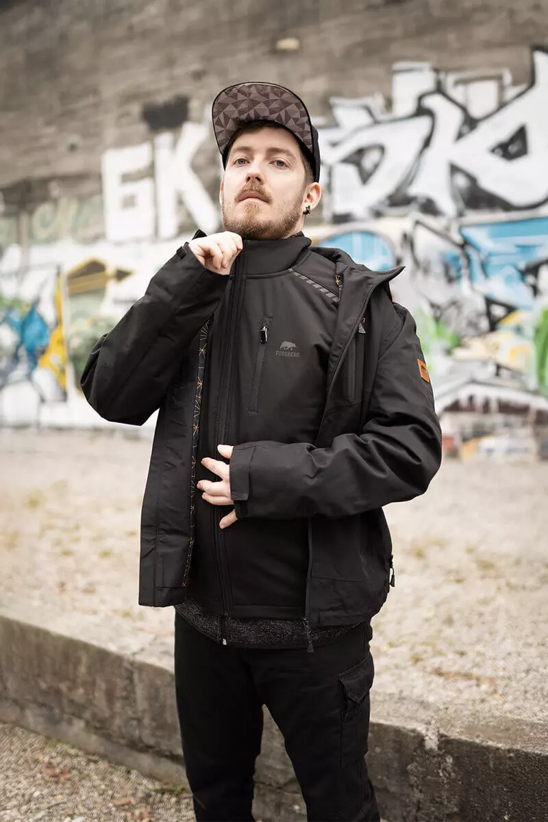 Schwarzes T-Shirt mit weißen Logo-Prints und kurzen Ärmeln.