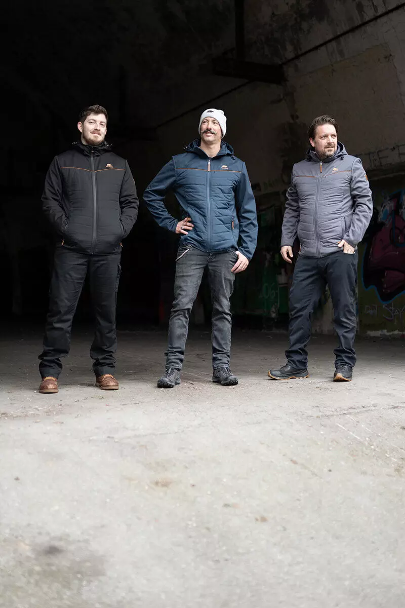 Alruut 2: Eine stilisierte Darstellung mit geometrischen Formen und lebhaften Farben.