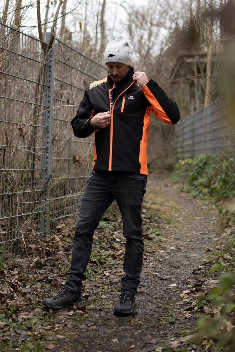 Ein stilvolles, blaues T-Shirt mit einem auffälligen grafischen Print auf der Vorderseite.